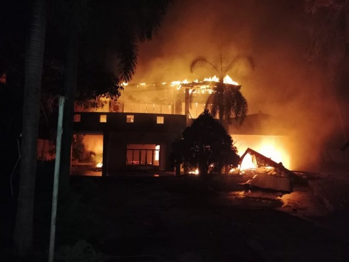 Sri Lanka fire site: Prime Minister and politicians' homes burned #2