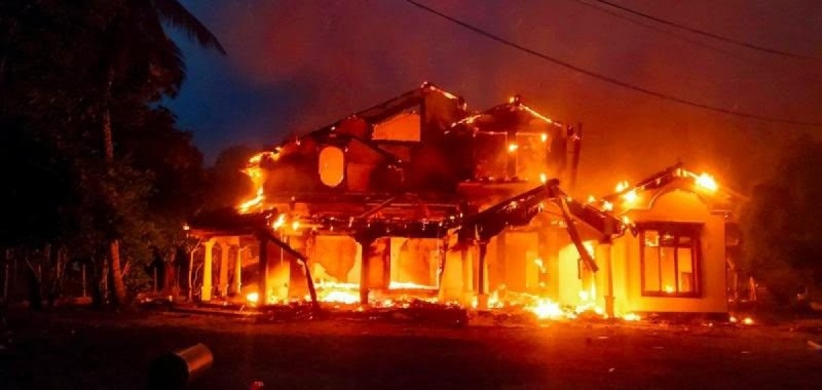 Sri Lanka fire site: Prime Minister and politicians' homes burned #5