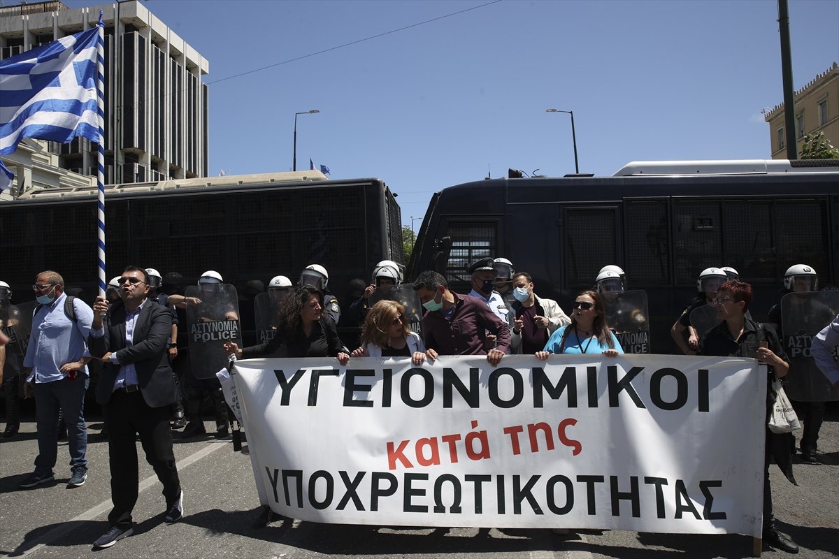 Health and public transport workers in Greece left their jobs #5