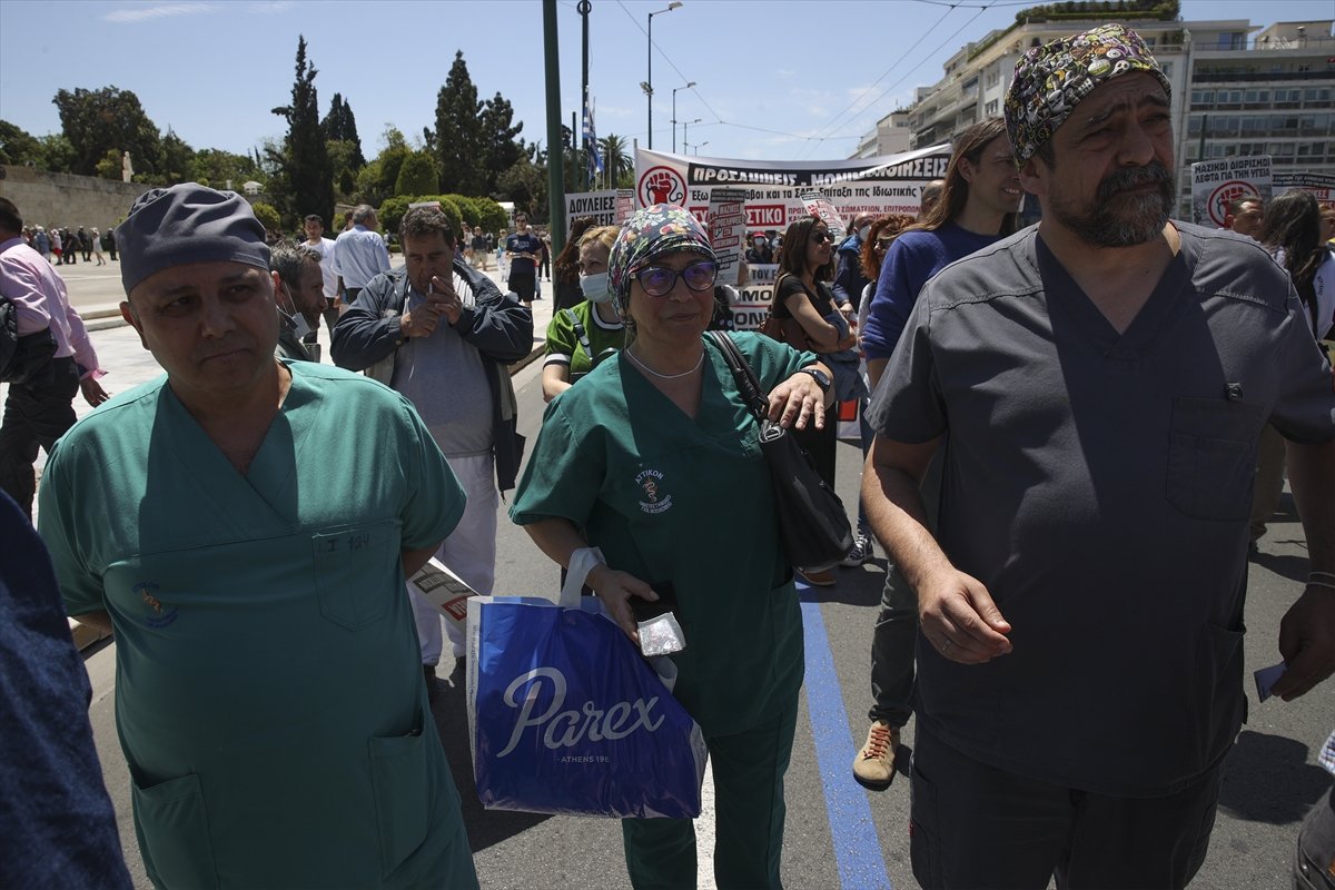 Health and public transport workers in Greece left their jobs #12