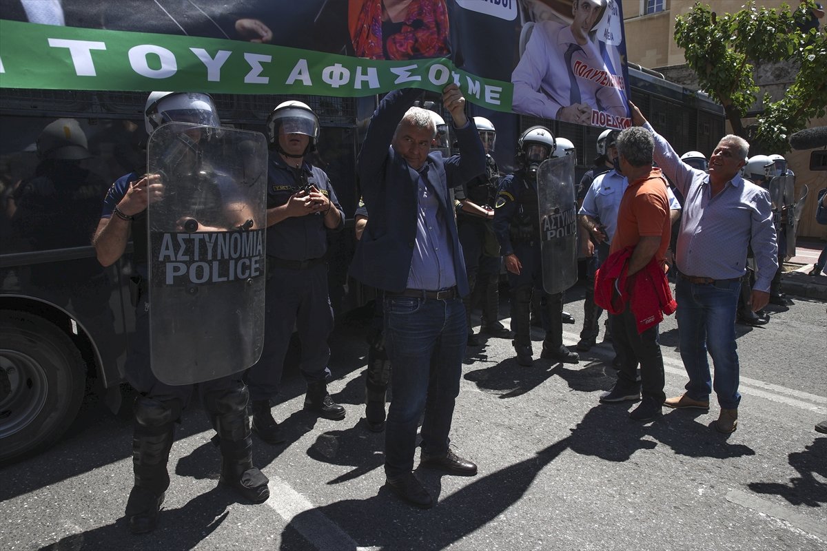 Health and public transport workers in Greece left their jobs #4