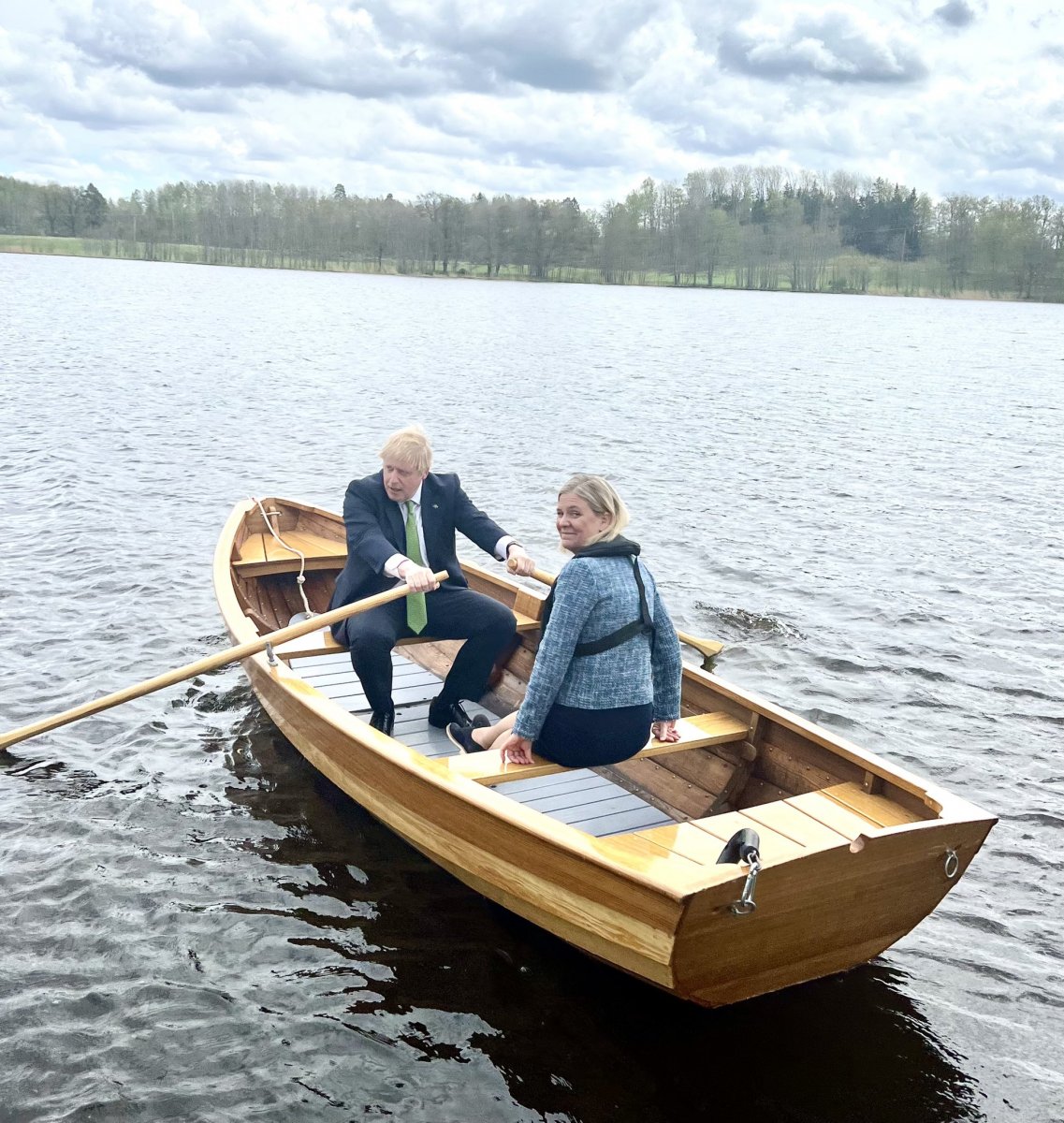 İsveç'i ziyaret eden Boris Johnson'ın Başbakan Andersson ile sandal sefası