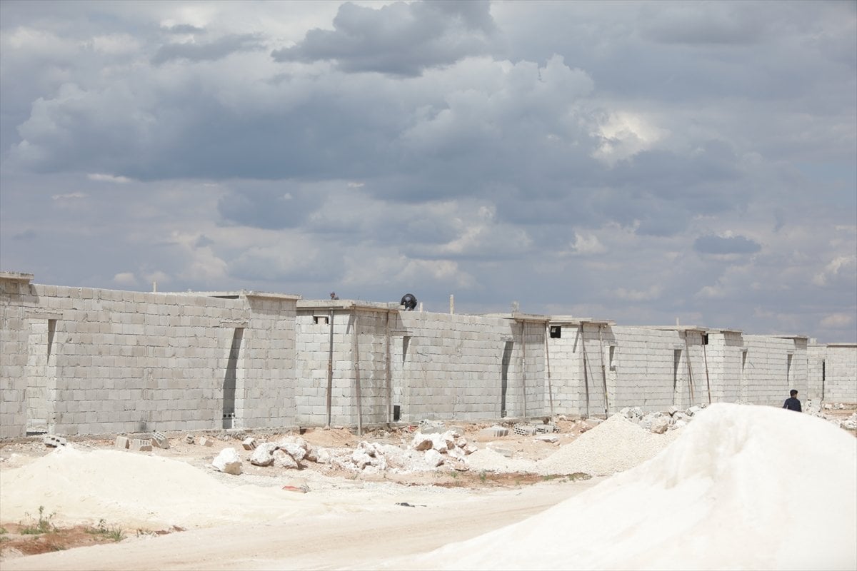 Suriye nin kuzeyinde briket evlerin inşası devam ediyor #14