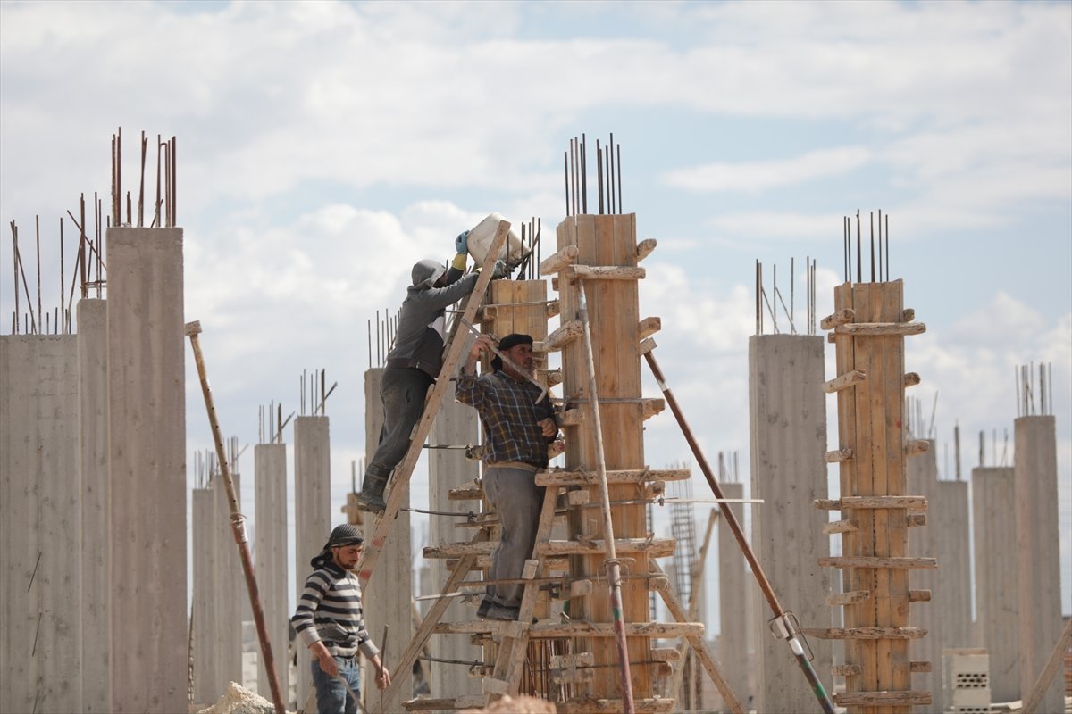 Suriye'nin kuzeyinde briket evlerin inşası devam ediyor