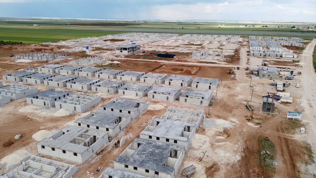 Suriye nin kuzeyinde briket evlerin inşası devam ediyor #1
