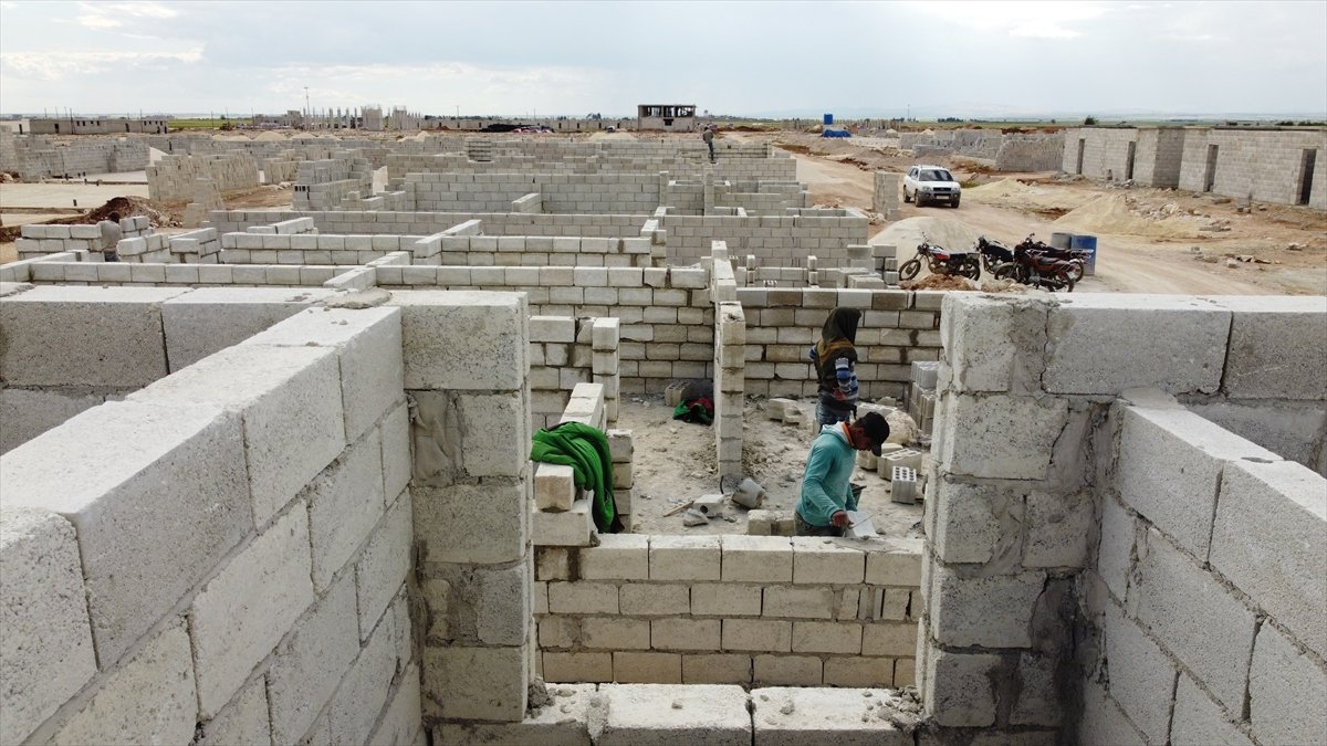 Suriye nin kuzeyinde briket evlerin inşası devam ediyor #10