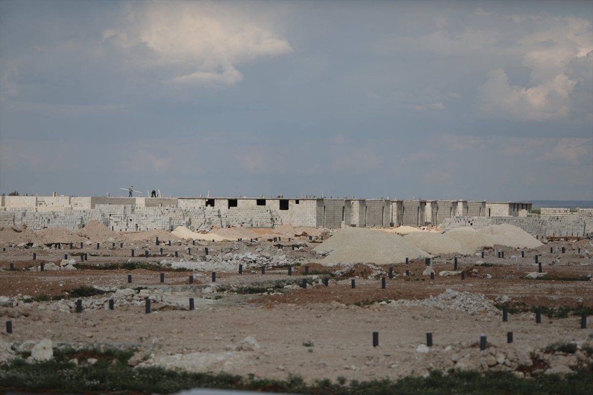 Suriye nin kuzeyinde briket evlerin inşası devam ediyor #6