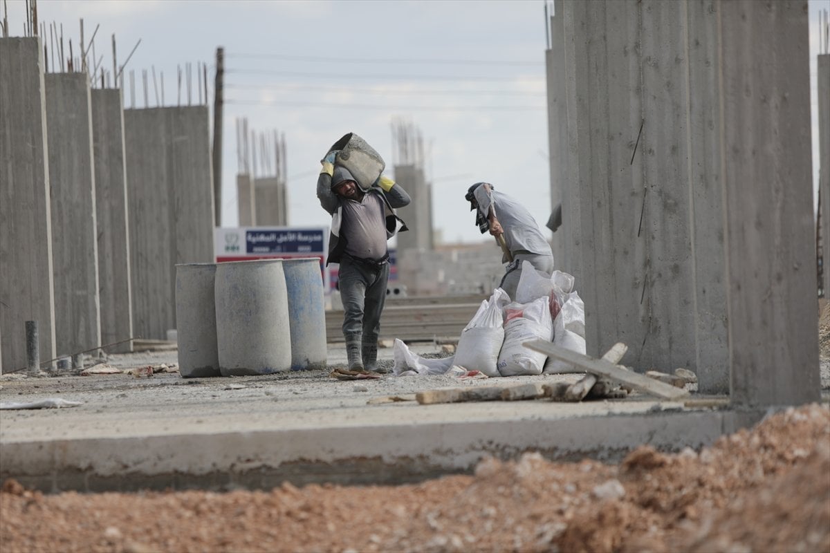 Suriye nin kuzeyinde briket evlerin inşası devam ediyor #15