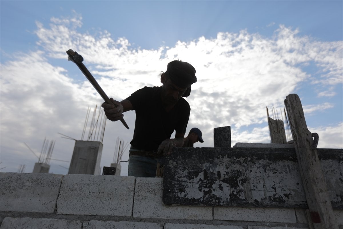 Suriye nin kuzeyinde briket evlerin inşası devam ediyor #8