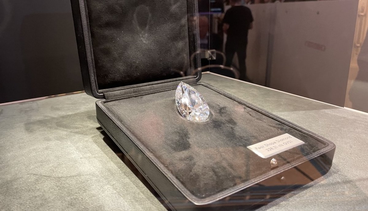 Kaya, the world's largest diamond, sold for $ 18.8 million #2