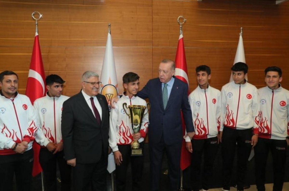 Cumhurbaşkanı Erdoğan, Bitlisli şampiyon sporcularla buluştu #2