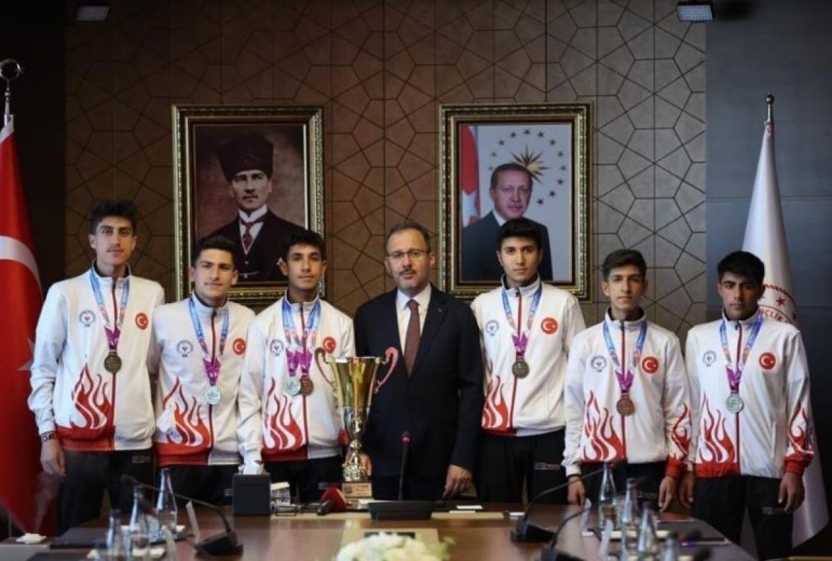 Cumhurbaşkanı Erdoğan, Bitlisli şampiyon sporcularla buluştu #3