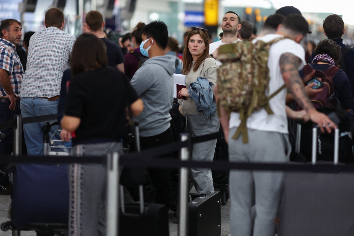 Avrupa'da uçuşlarda maske zorunluluğu sona eriyor