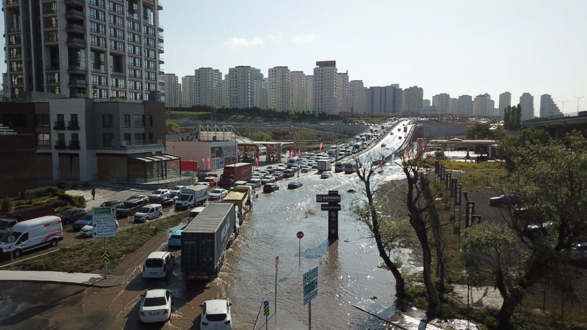 Bahçeşehir de İSKİ ye ait su borusu patladı #5