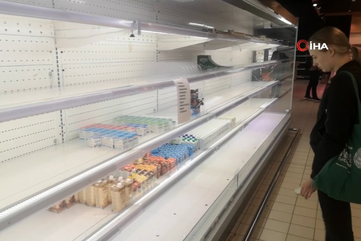 Ukrayna nın Çernihiv şehrinde market rafları boşaldı #1