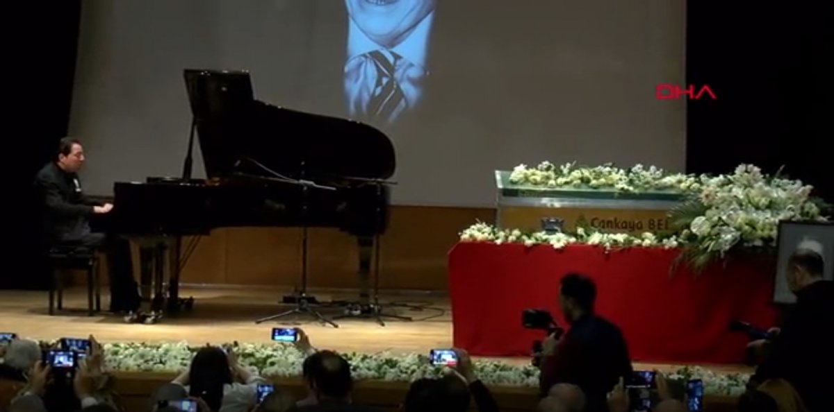 Fazıl Say, babasının cenaze töreninde piyano çaldı