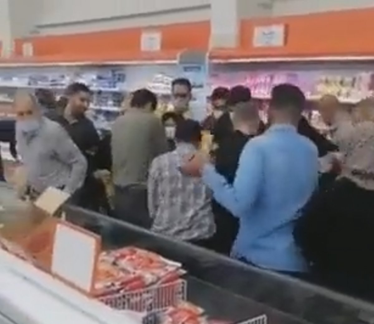 İran marketlerindeki yağ izdihamı kameraya yansıdı