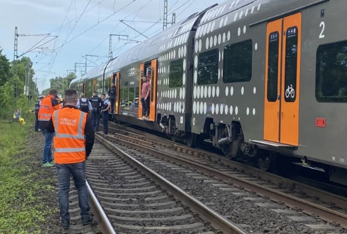 Almanya'da trende bıçaklı saldırı