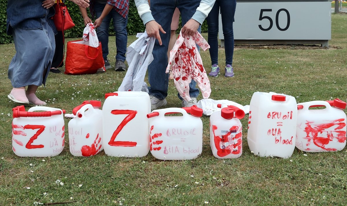 Brüksel'de Rus petrol şirketi protesto edildi