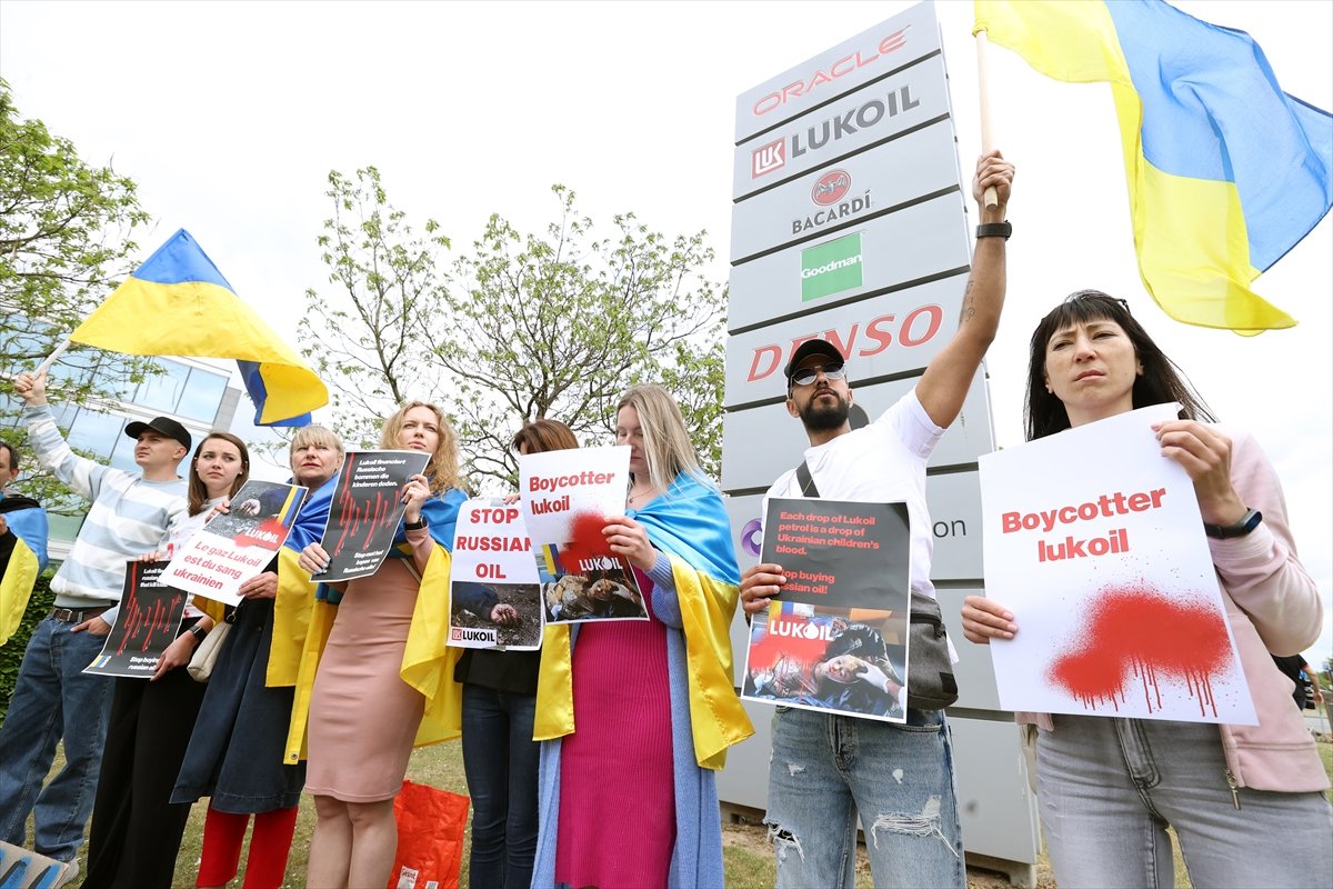 Brüksel'de Rus petrol şirketi protesto edildi