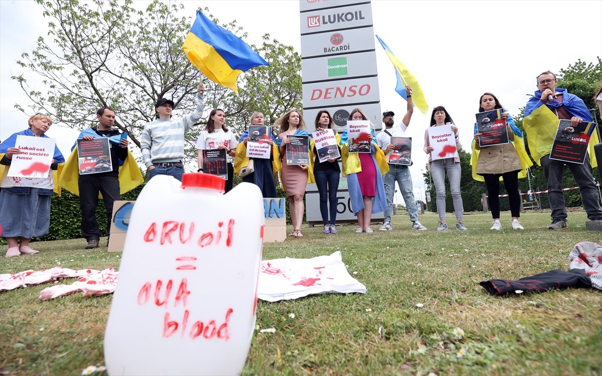 Brüksel'de Rus petrol şirketi protesto edildi