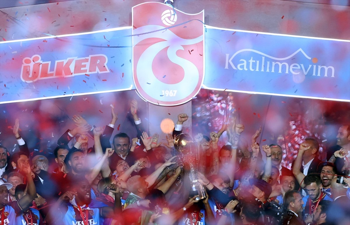 Trabzonspor şampiyonluk kupasını kaldırdı #11