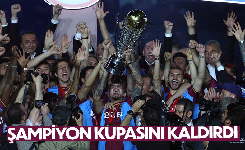 Trabzonspor şampiyonluk kupasını kaldırdı