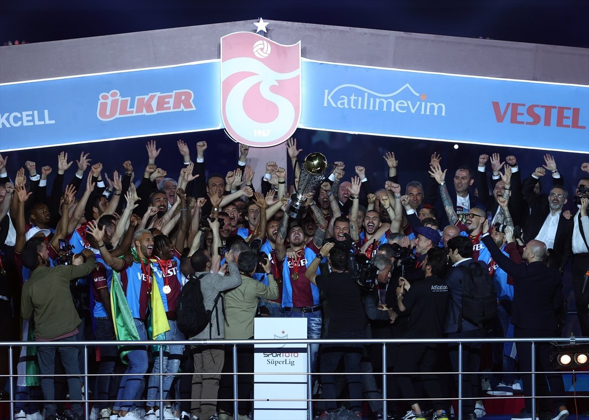 Trabzonspor şampiyonluk kupasını kaldırdı #2