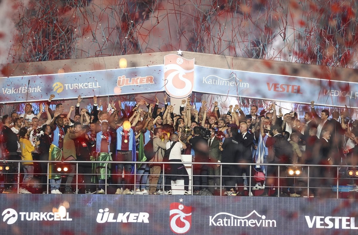 Trabzonspor şampiyonluk kupasını kaldırdı #3