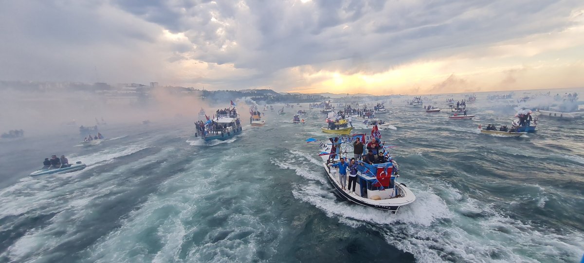 Trabzonspor taraftarı kutlamalara denizden başladı #4