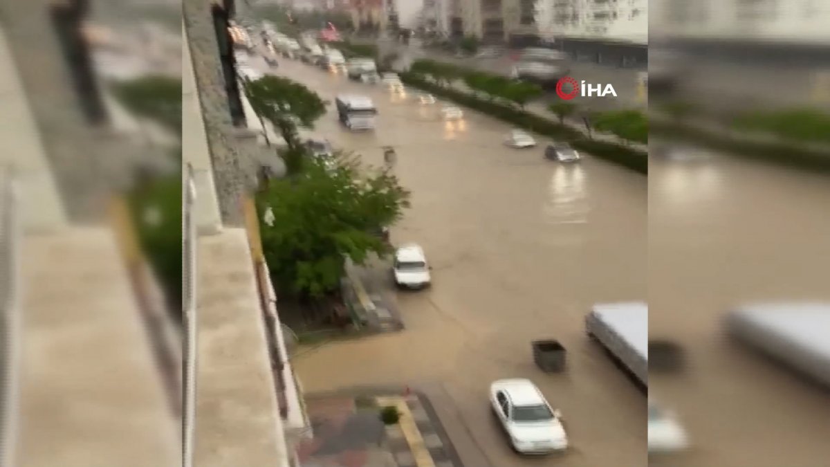 Ankara’da sağanak yağış yolları göle çevirdi #1