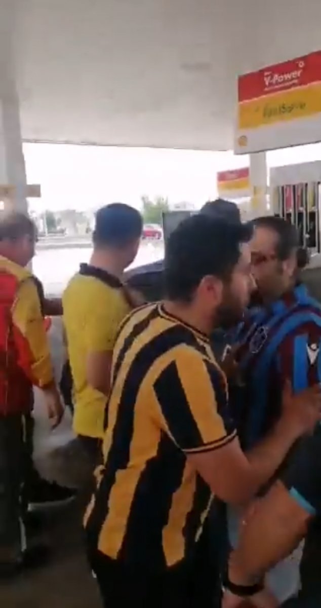 Fenerbahçeli ve Trabzonsporlu taraftarlar birbirlerine saldırdı #2