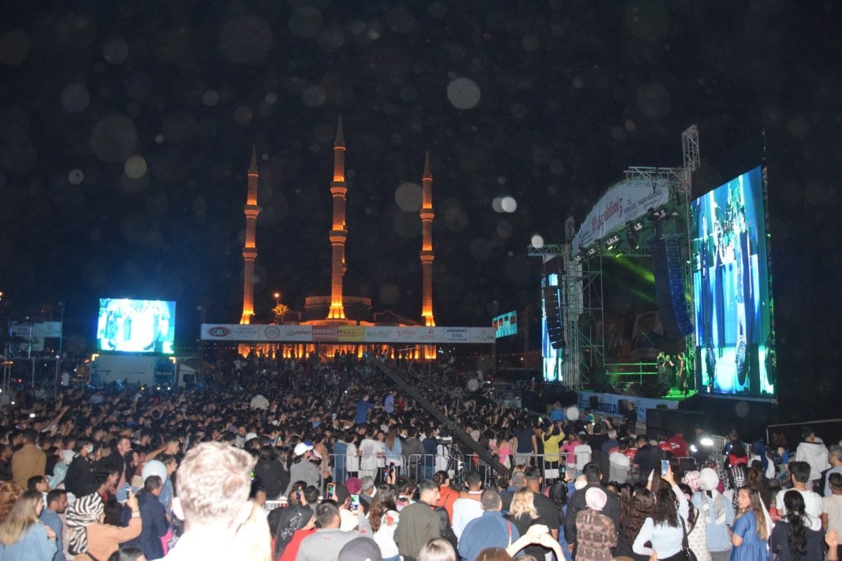 Cami önünde konser veren Hadise, Domates Güzeli seçildi #2
