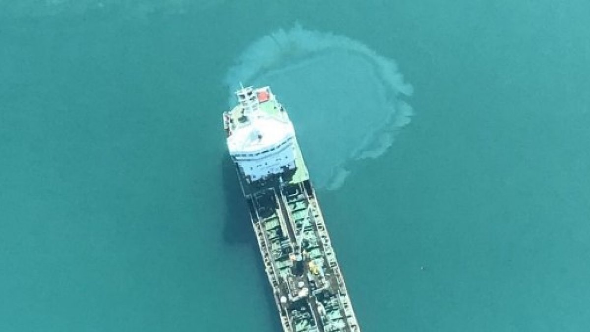 Kocaeli'de denizi kirleten gemi, uçakla tespit edildi