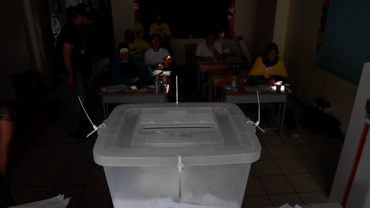 Vote counting in Lebanon’s general elections takes place under power cut