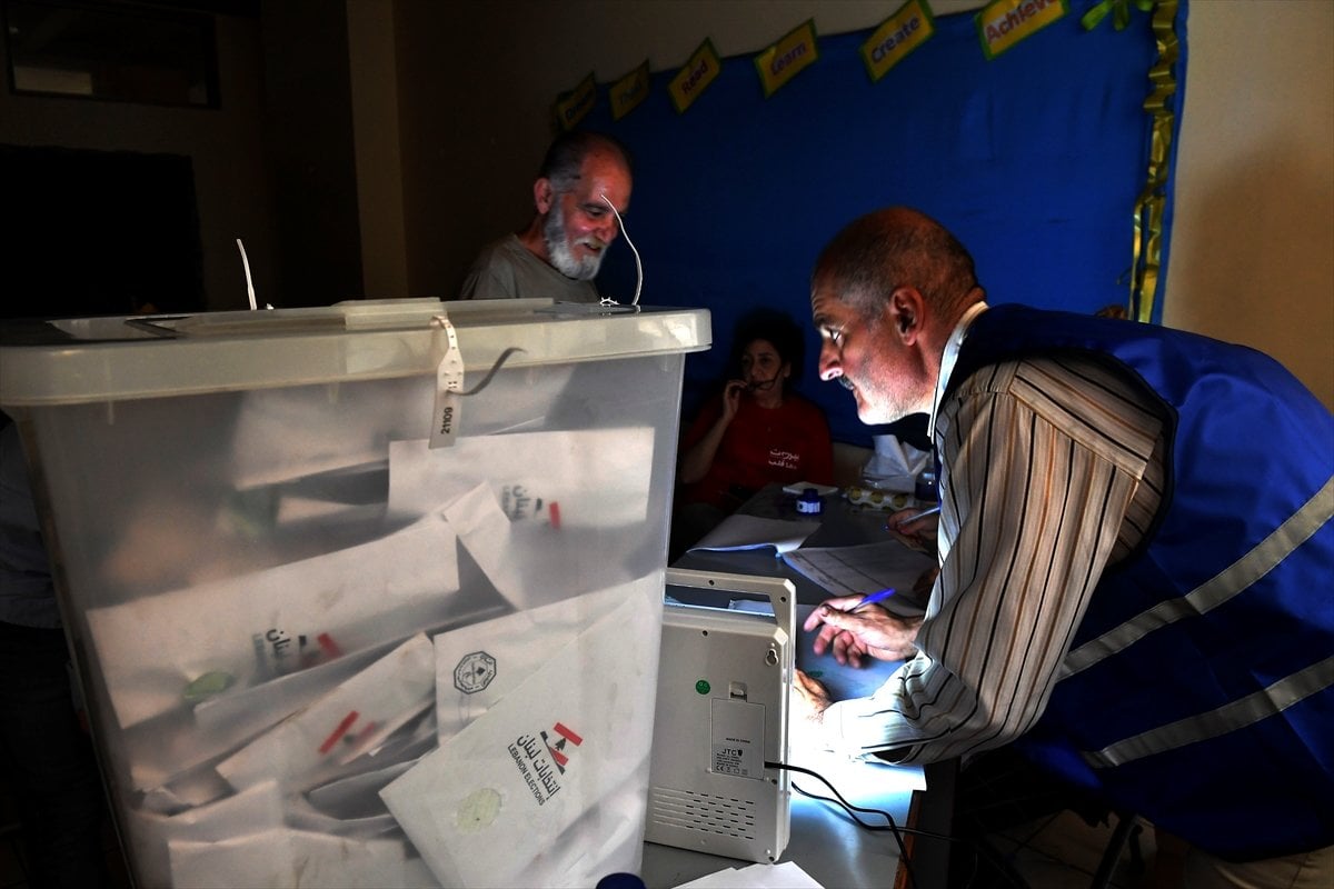 Vote counting in the general elections in Lebanon, under power cut #1