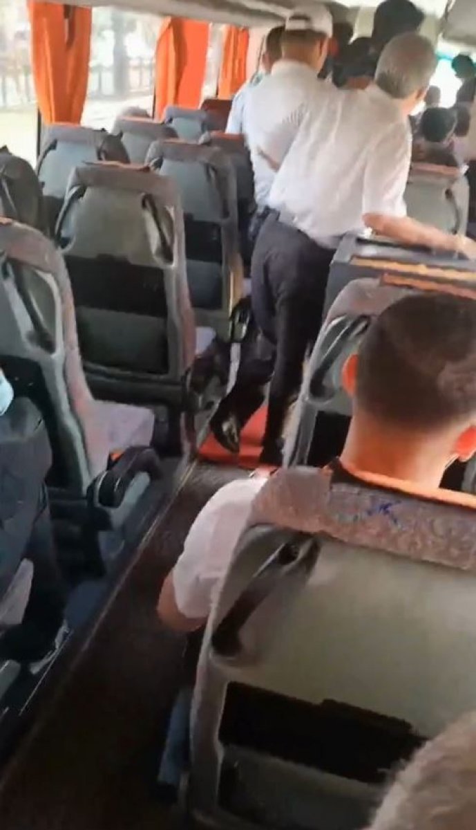 Antalya’da otobüsün camını kıran yolcuyu, tekme tokat dövdüler #3