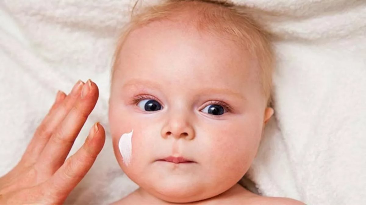 Bebeklerde görülen inek sütü alerjisinin en yaygın belirtisi: Sık kusma #1