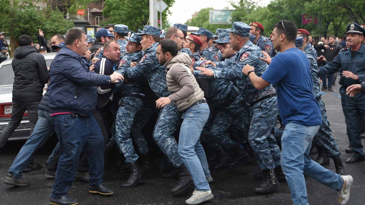 Protests continue in Armenia: Opponents block roads #2