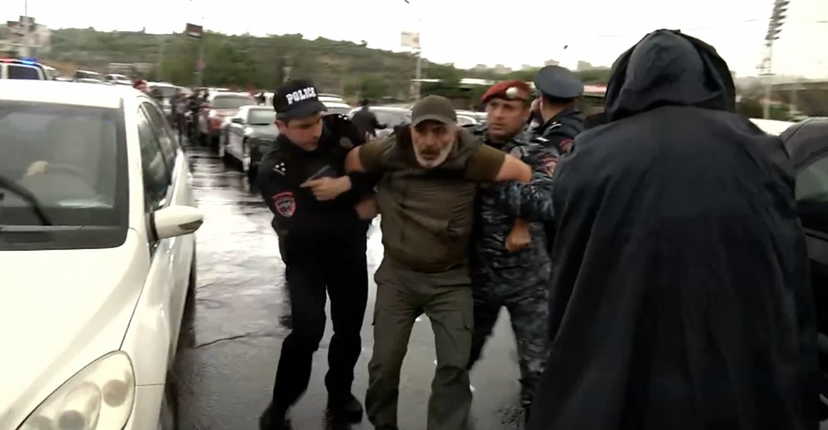 Ermenistan’da eylemler sürüyor: Muhalifler yolları kapattı #1