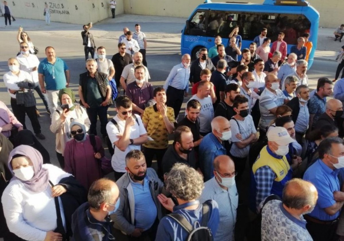 İstanbul da vatandaşlar İETT nin geç gelmesini yol keserek protesto etti #2