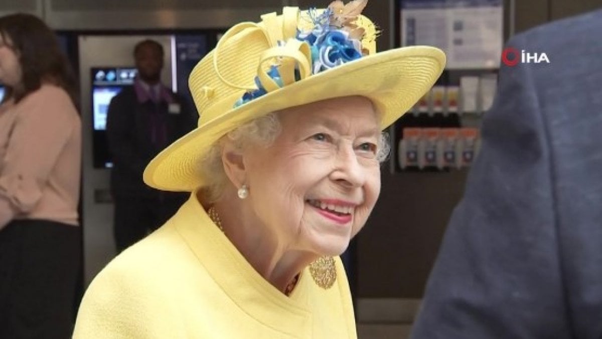 Queen  Elizabeth visits the ‘Elizabeth Line’