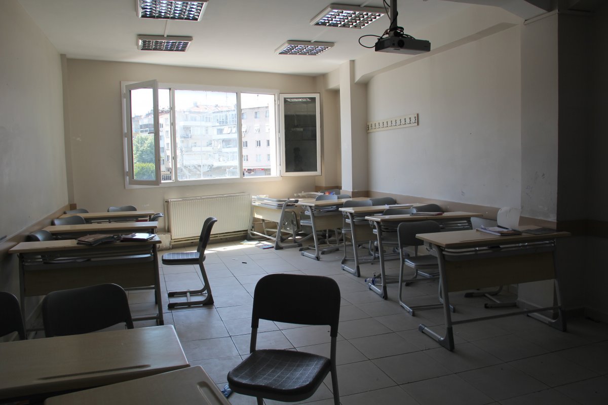 İzmir de bir okula öğrenciler dersteyken haciz geldi #3