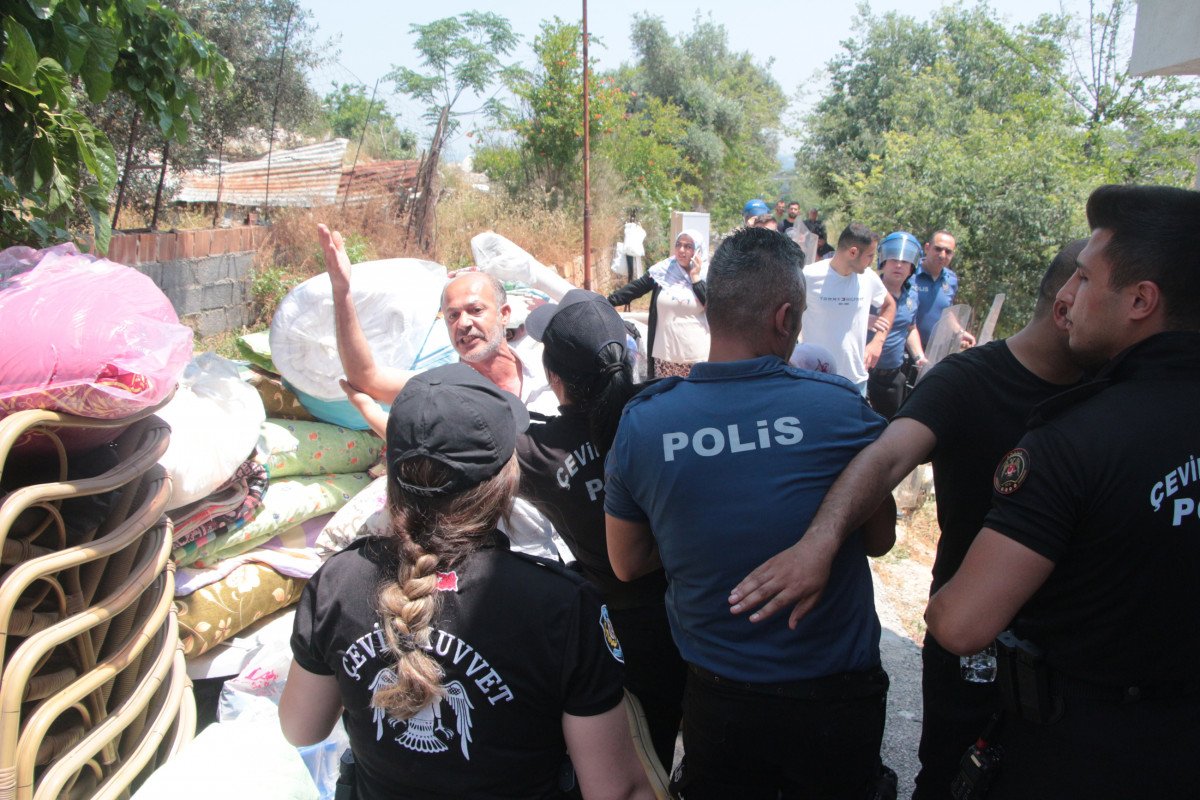 Adana da kaçak evin yıkımı sırasında arbede çıktı #1