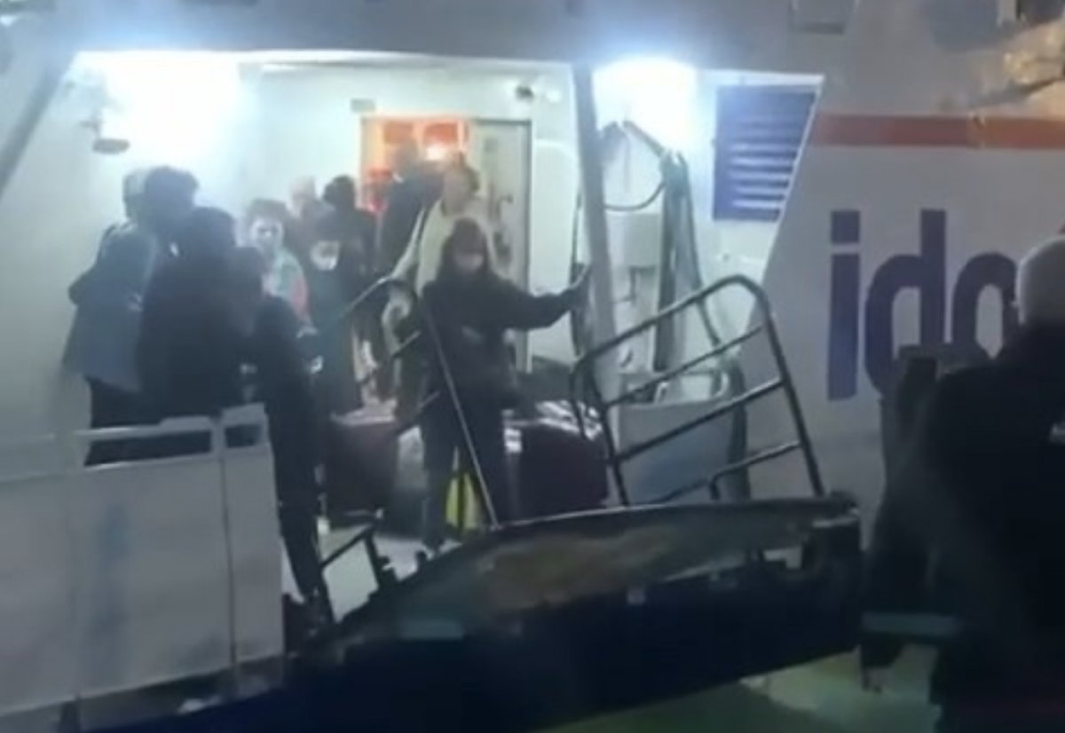 İstanbul da feribot yolcuları fırtınaya yakalandı #1