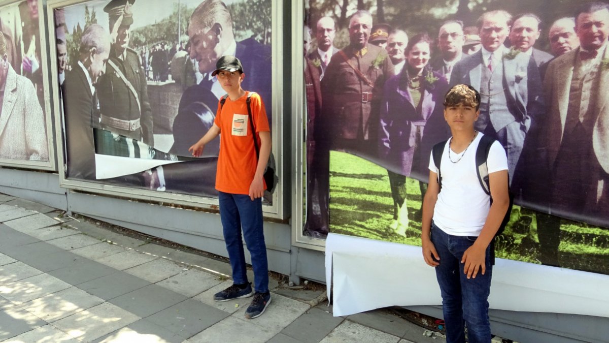 Avcılar’da Atatürk posterlerini yırtıp kaçtılar 