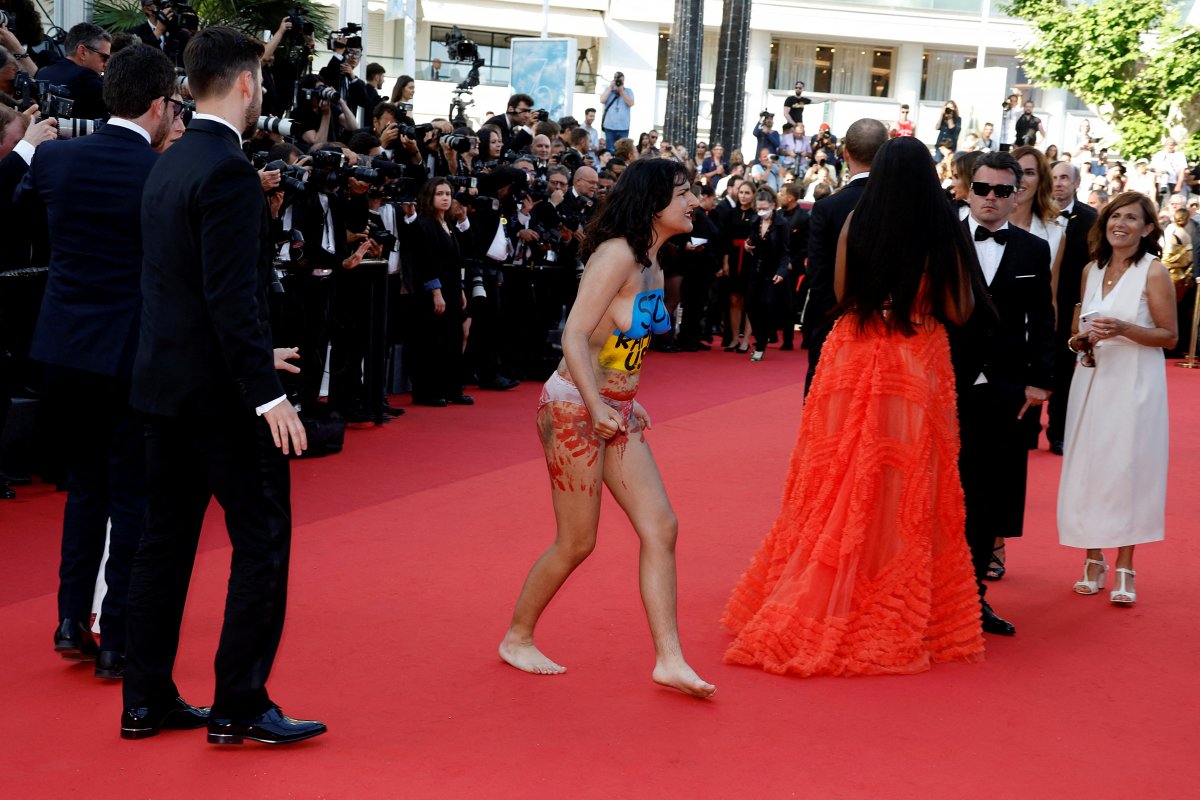 Cannes Film Festivali’nde çıplak protesto #1