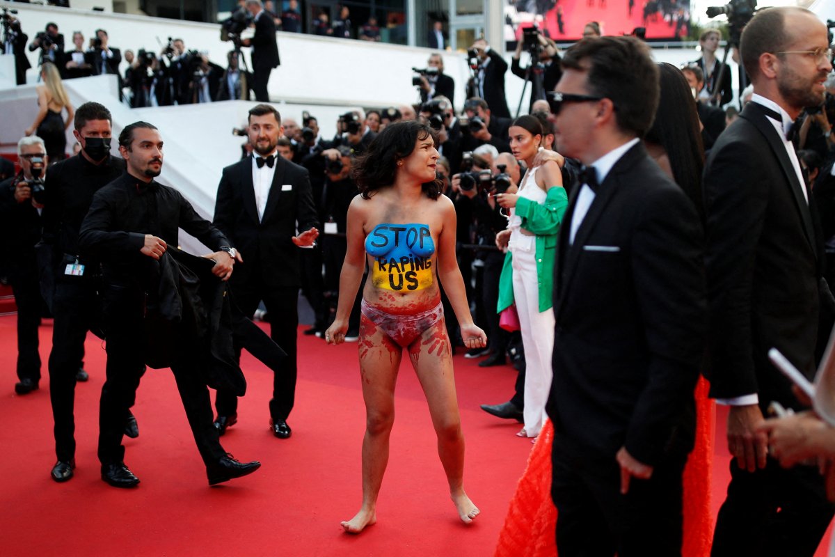 Cannes Film Festivali’nde çıplak protesto