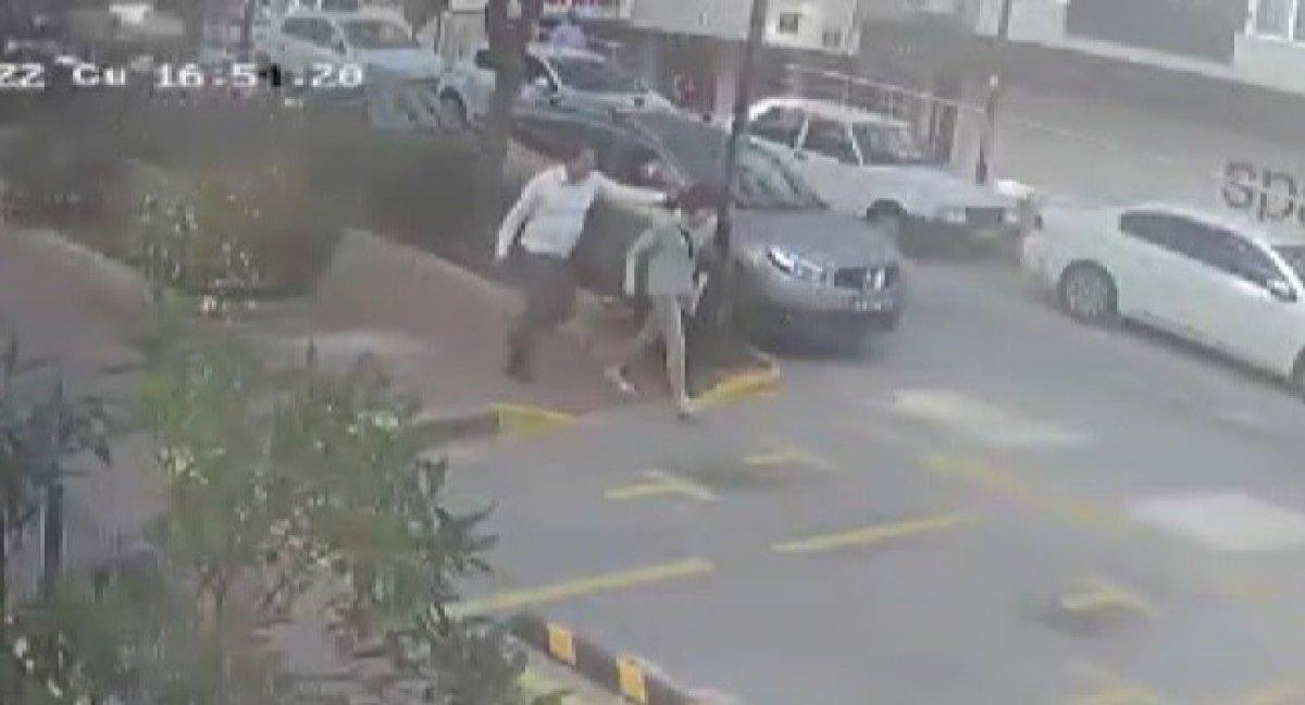 İzmir de bir taksici, sokak ortasında kadına şiddete müdahale etti #1