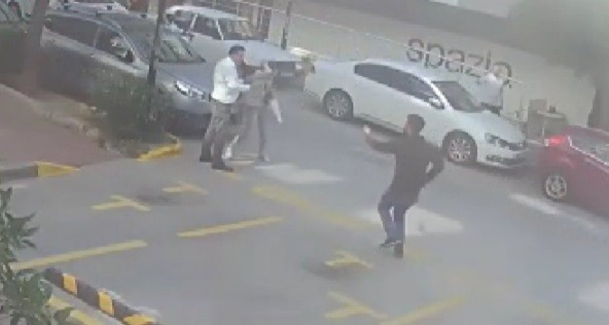 İzmir de bir taksici, sokak ortasında kadına şiddete müdahale etti #2